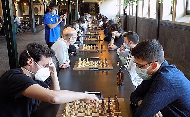Vista de la sala en la última ronda, con Enrique Álvarez y Jonás Prado en la primera mesa.
