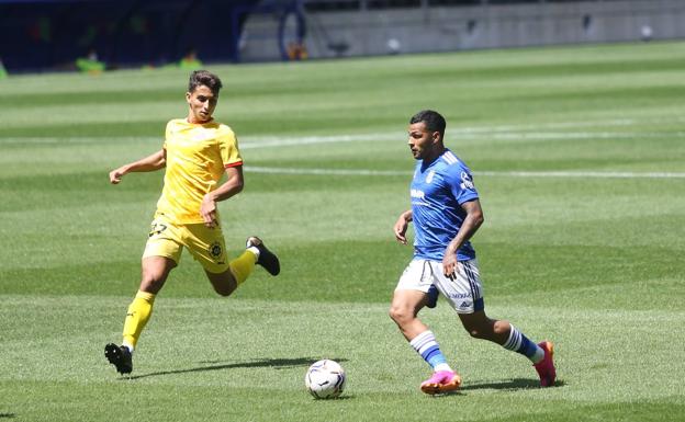 Galería. Nahuel dirige una contra en el partido de este domingo en el Tartiere.