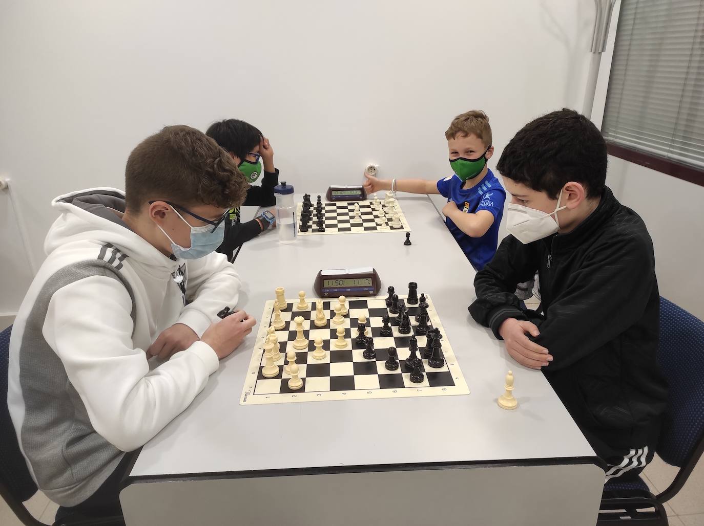 Nicolás Arce y Pau Piera, izquierda, frente a los campeones Miguel Suárez e Iván de Martín.