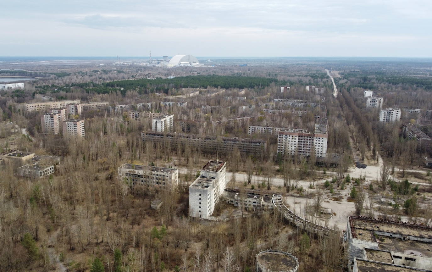 La madrugada del 26 de abril de 1986 la explosión del reactor número 4 de la central nuclear de Chernóbil (actual Ucrania) derivó en la mayor tragedia nuclear de la historia. Aún se desconoce la cifra real de fallecidos. Más de treinta personas murieron esa misma noche y en torno al millar después, aunque el hermetismo y ocultación de la URSS imposibilitaron evaluar el impacto real de la catástrofe. Este es un viaje en el tiempo al escenario del suceso, con instantáneas de entonces y también actuales.