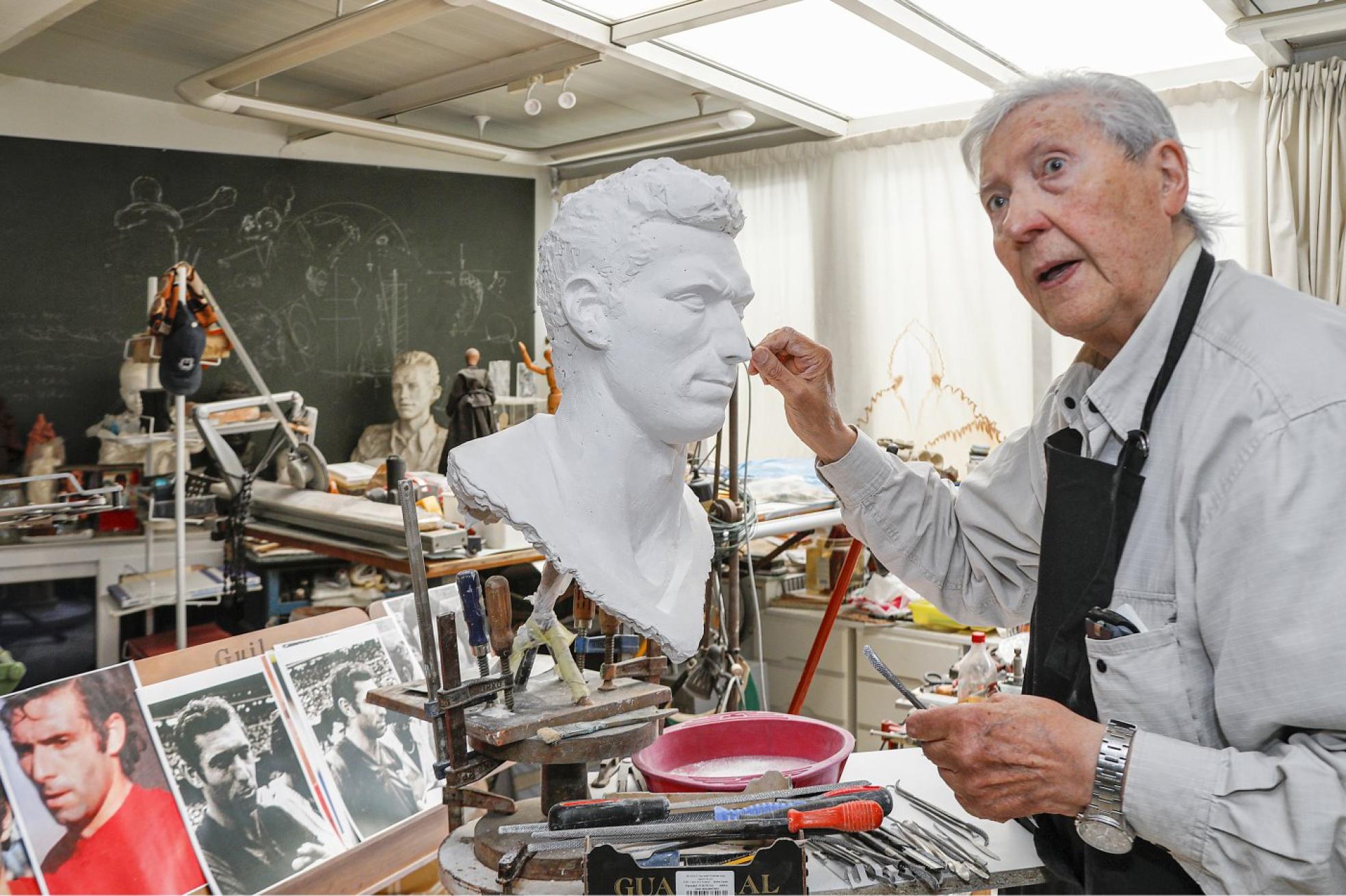 Vicente Santarúa, la semana pasada, trabajando con el busto de Quini en su taller de la avenida de Fernández Balsera, de Avilés.