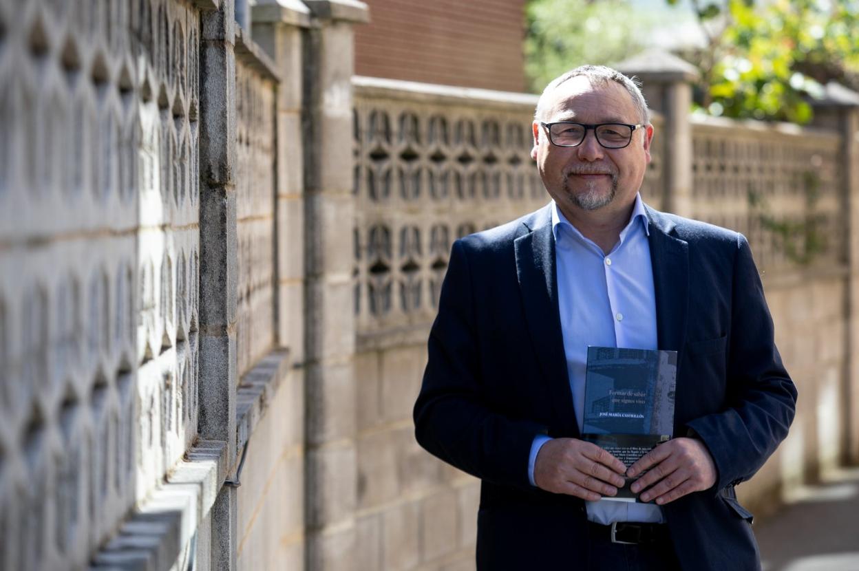 José María Castrillón con su nuevo libro: 'Formas de saber que sigues vivo'. 