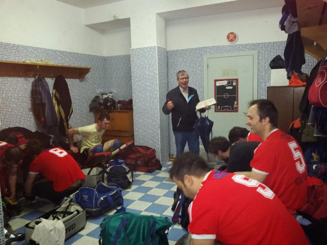 Rufino Ballesteros, de pie, con un equipo de veteranos. 