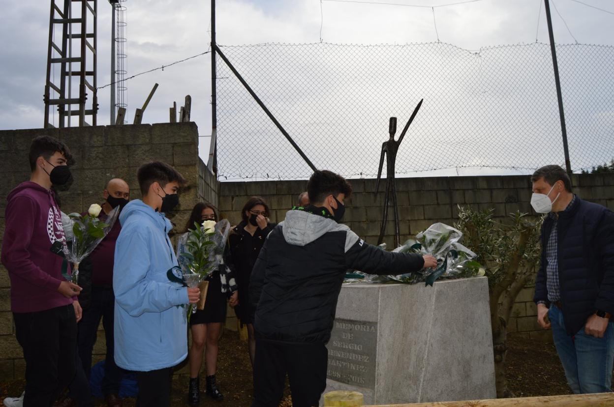 Los jugadores que entrenó Sergio Menéndez dejan rosas blancas en la estatua que le rinde tributo. 