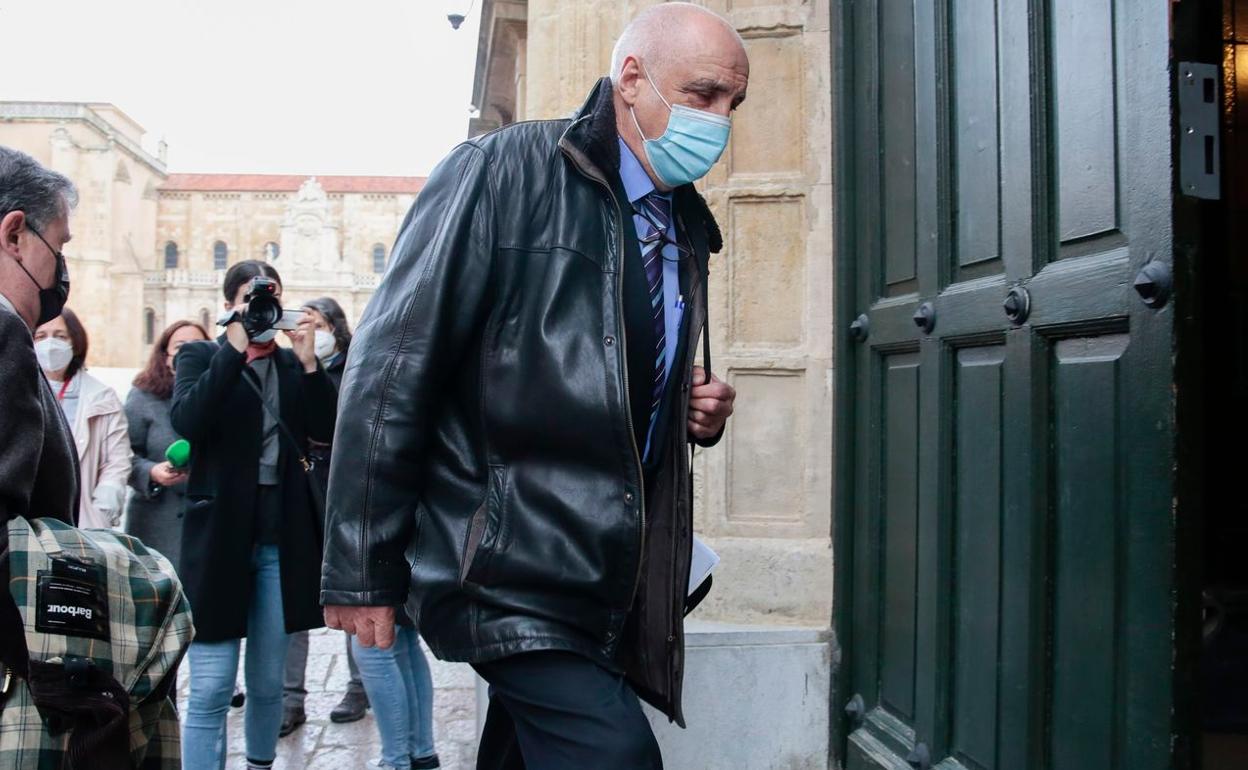 Victorino Alonso, este lunes, en el momento de entrar a la Audiencia Provincial de León.