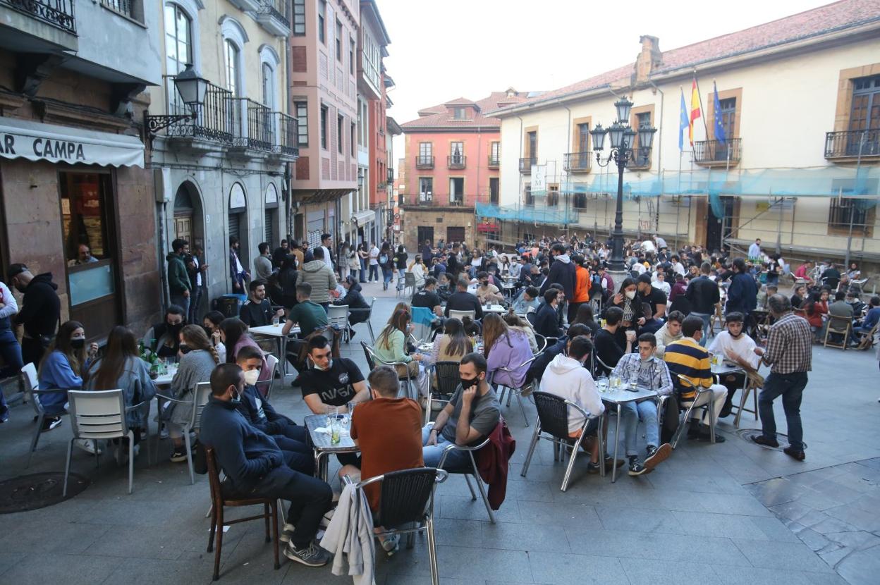 Centenares de personas abarrotan las terrazas de los locales de hostelería de la plaza del Sol durante el pasado fin de semana. 