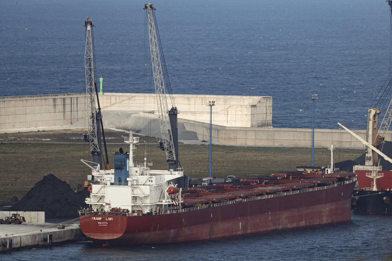 El 'Tramp Lady', en el puerto de El Musel. 