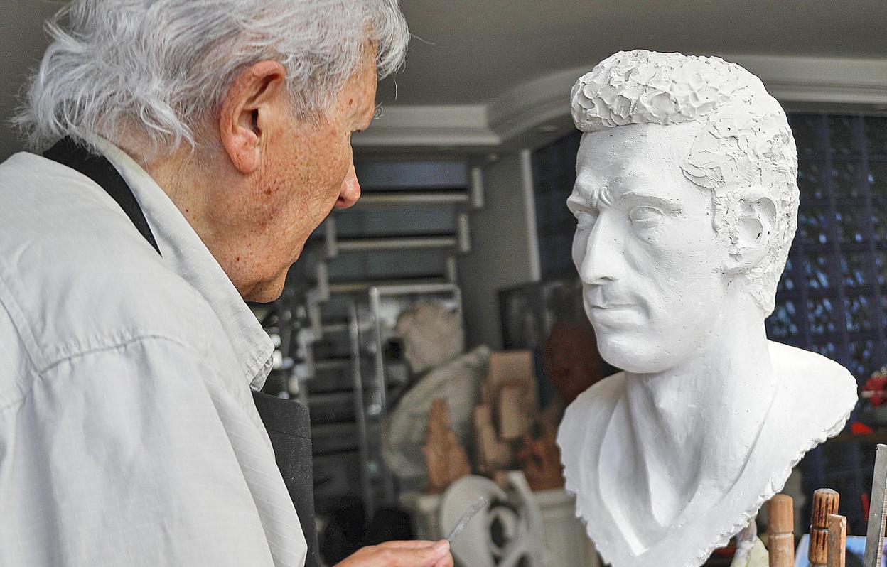 Vicente Santarúa, la semana pasada, trabajando con el busto de Quini. 