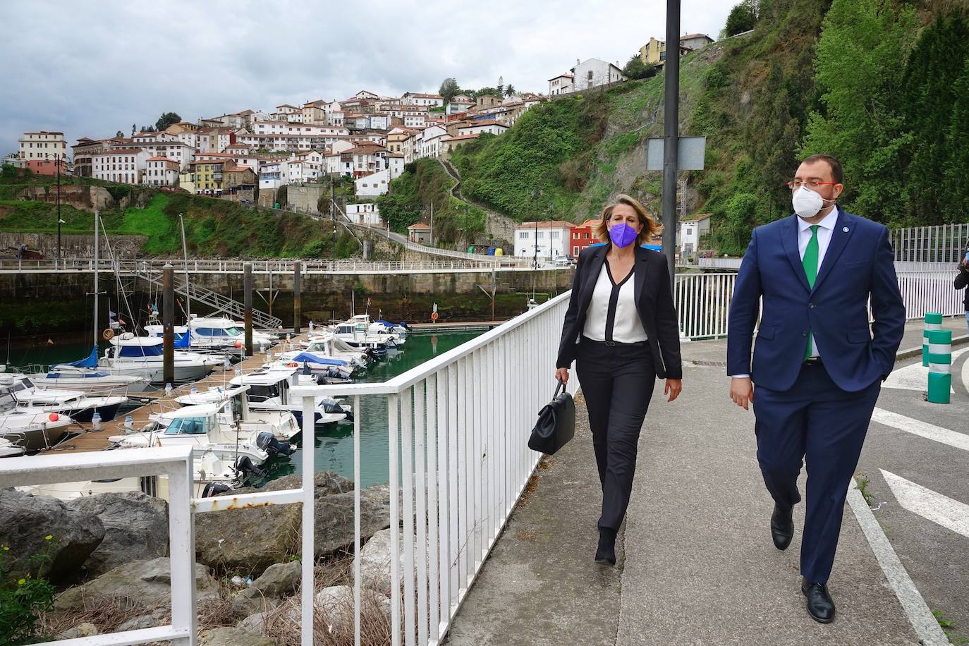 El presidente del Principado, Adrián Barbón, de visita en Colunga, aseguró que el Gobierno regional estudia ya la «hoja de ruta» que seguirá más allá del 9 de mayo, día en el que decaerá el estado de alarma. Lo analizan los epidemiólogos y los expertos en salud pública, atendiendo a la propia situación epidemiológica.