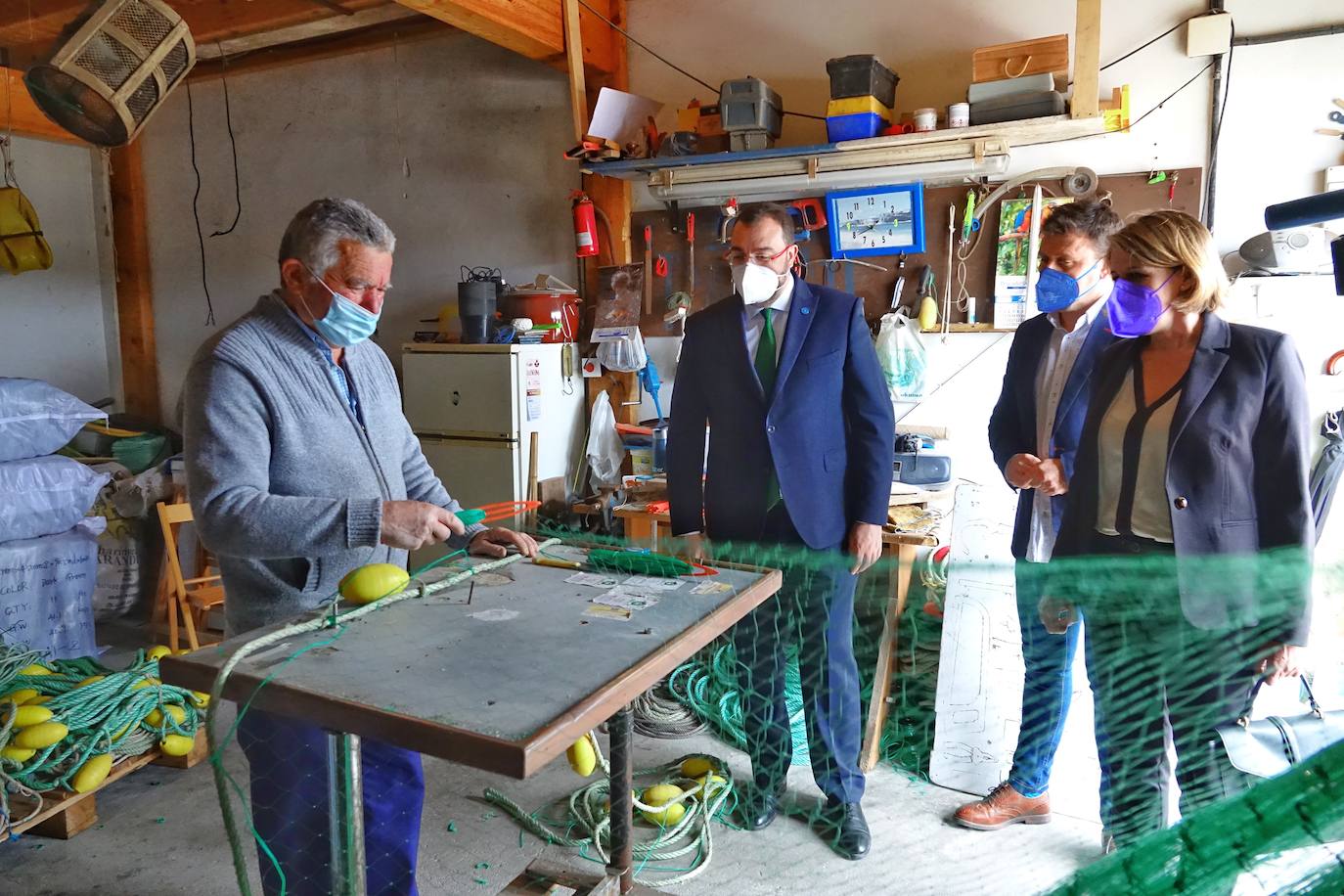 El presidente del Principado, Adrián Barbón, de visita en Colunga, aseguró que el Gobierno regional estudia ya la «hoja de ruta» que seguirá más allá del 9 de mayo, día en el que decaerá el estado de alarma. Lo analizan los epidemiólogos y los expertos en salud pública, atendiendo a la propia situación epidemiológica.