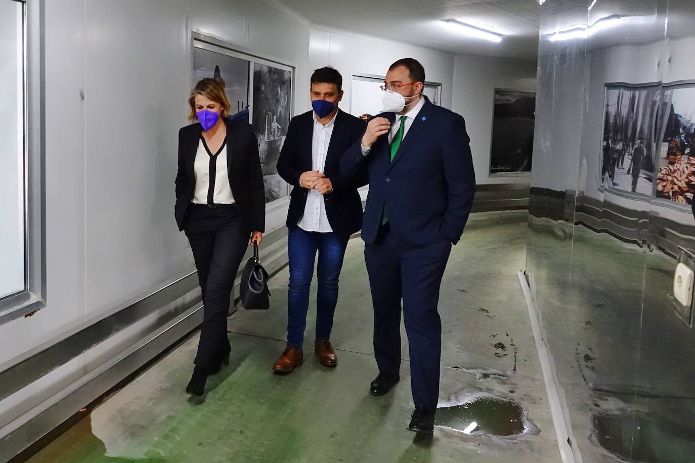 El presidente del Principado, Adrián Barbón, de visita en Colunga, aseguró que el Gobierno regional estudia ya la «hoja de ruta» que seguirá más allá del 9 de mayo, día en el que decaerá el estado de alarma. Lo analizan los epidemiólogos y los expertos en salud pública, atendiendo a la propia situación epidemiológica.