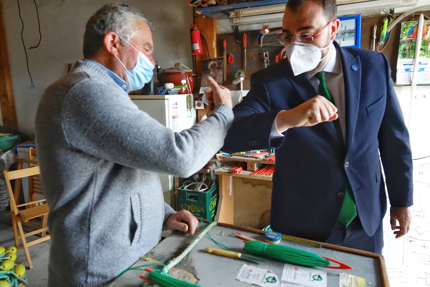 El presidente del Principado, Adrián Barbón, de visita en Colunga, aseguró que el Gobierno regional estudia ya la «hoja de ruta» que seguirá más allá del 9 de mayo, día en el que decaerá el estado de alarma. Lo analizan los epidemiólogos y los expertos en salud pública, atendiendo a la propia situación epidemiológica.