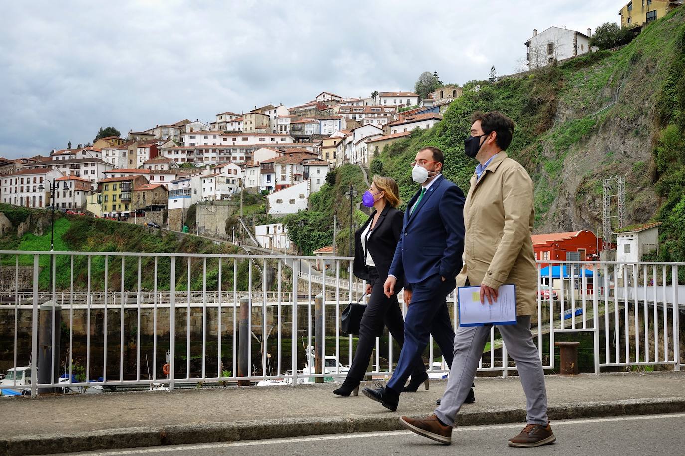 El presidente del Principado, Adrián Barbón, de visita en Colunga, aseguró que el Gobierno regional estudia ya la «hoja de ruta» que seguirá más allá del 9 de mayo, día en el que decaerá el estado de alarma. Lo analizan los epidemiólogos y los expertos en salud pública, atendiendo a la propia situación epidemiológica.