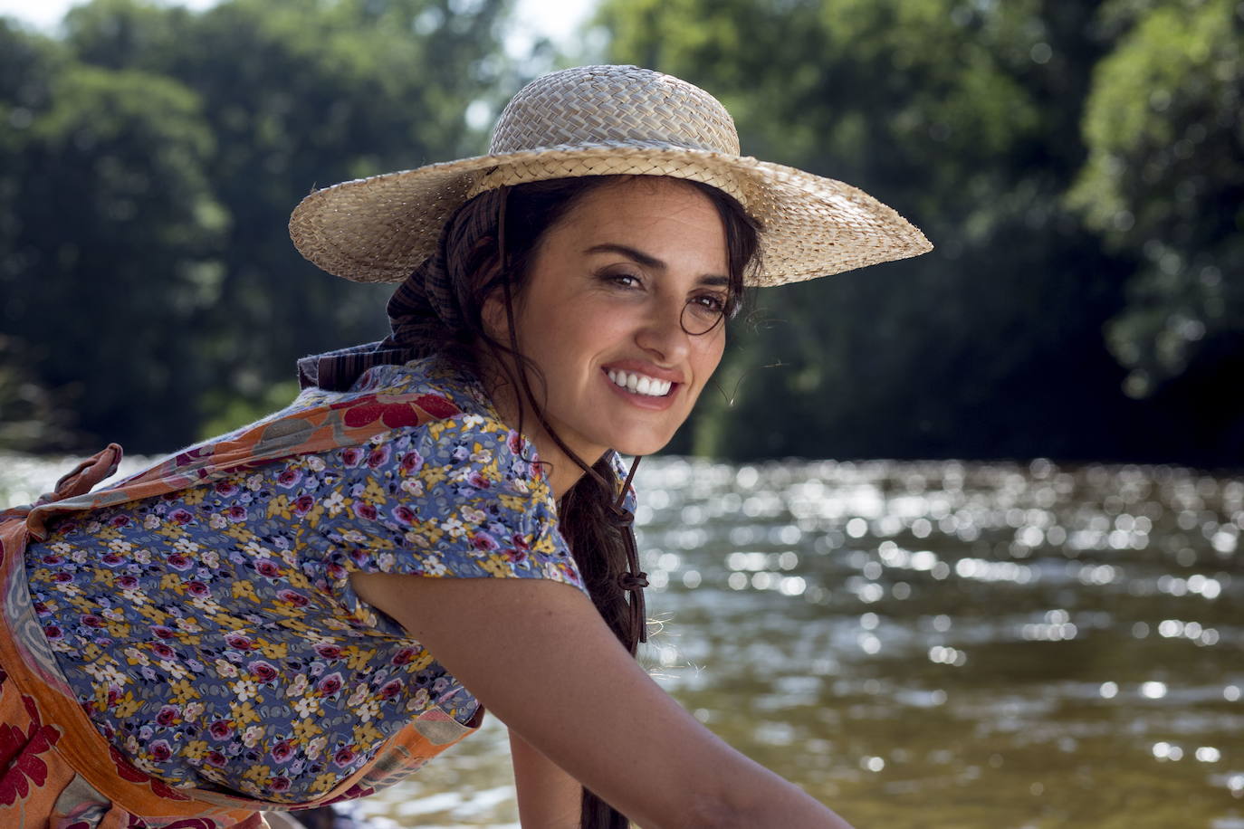 Penélope Cruz, la actriz más internacional del país, con su propia estrella en el Paseo de la Fama de Hollywood, cumple 47 primaveras y lo celebra como mejor sabe, de rodaje. De nuevo con uno de sus grandes referentes y amigos, el director castellano Pedro Almodóvar. En 'Madres Paralelas' comparte cartel con Aitana Sánchez Gijón.