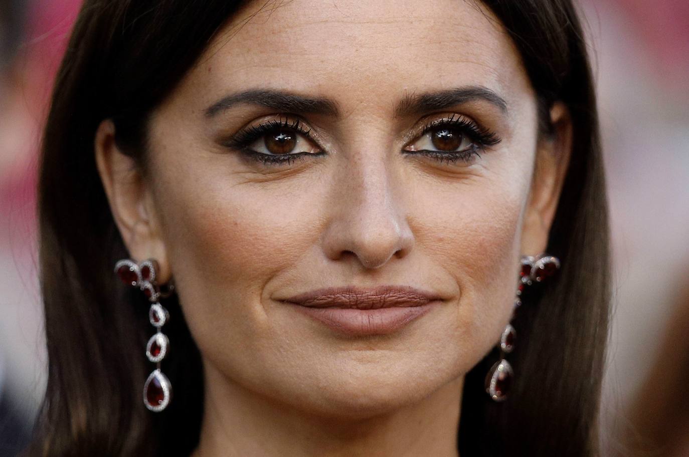 Penélope Cruz, la actriz más internacional del país, con su propia estrella en el Paseo de la Fama de Hollywood, cumple 47 primaveras y lo celebra como mejor sabe, de rodaje. De nuevo con uno de sus grandes referentes y amigos, el director castellano Pedro Almodóvar. En 'Madres Paralelas' comparte cartel con Aitana Sánchez Gijón.