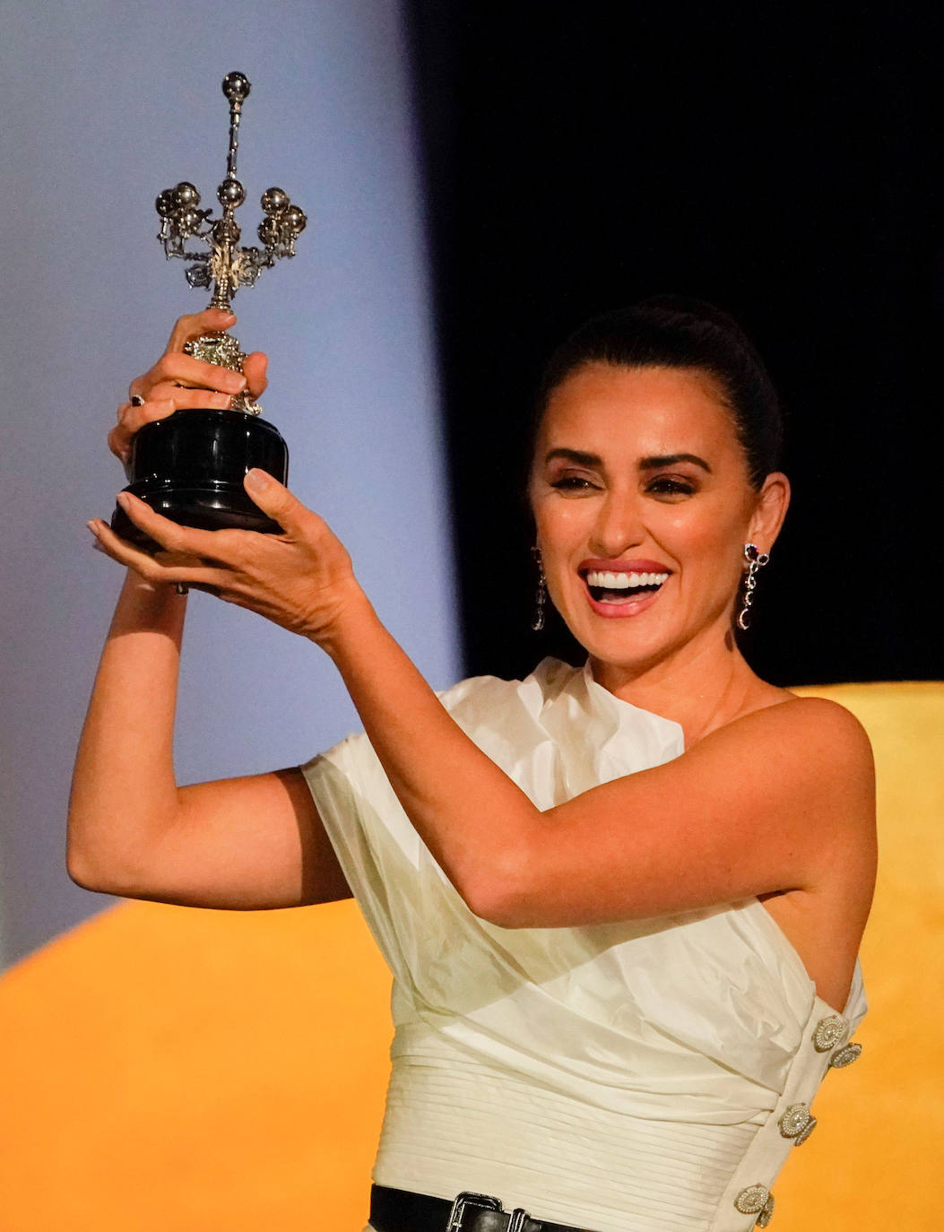 Penélope Cruz, la actriz más internacional del país, con su propia estrella en el Paseo de la Fama de Hollywood, cumple 47 primaveras y lo celebra como mejor sabe, de rodaje. De nuevo con uno de sus grandes referentes y amigos, el director castellano Pedro Almodóvar. En 'Madres Paralelas' comparte cartel con Aitana Sánchez Gijón.