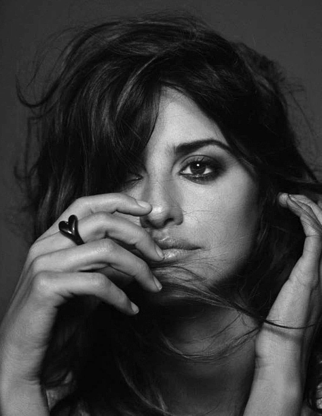 Penélope Cruz, la actriz más internacional del país, con su propia estrella en el Paseo de la Fama de Hollywood, cumple 47 primaveras y lo celebra como mejor sabe, de rodaje. De nuevo con uno de sus grandes referentes y amigos, el director castellano Pedro Almodóvar. En 'Madres Paralelas' comparte cartel con Aitana Sánchez Gijón.