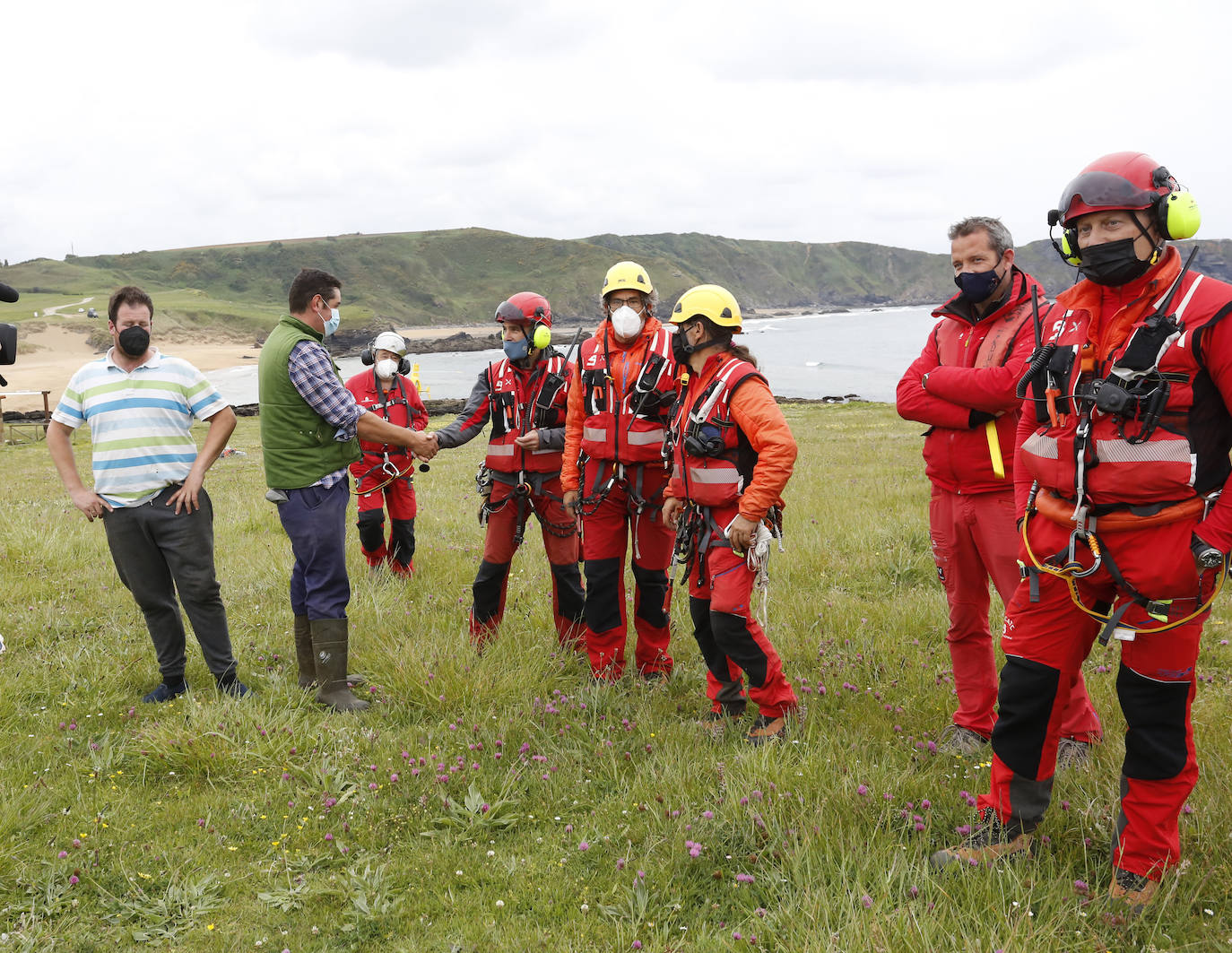 El helicóptero del Servicio de Emergencias del Principado rescató este miércoles a un toro de más de 800 kilos de peso, de nombre 'Bolero' tras precipietarse por un acantilado en Gozón.