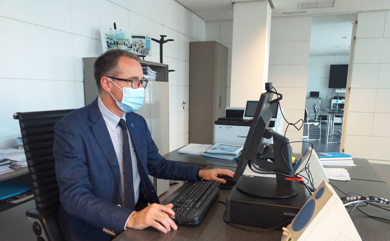 El consejero de Salud, Pablo Fernández Muñiz, durante su intervención telemática en el Consejo Interterritorial