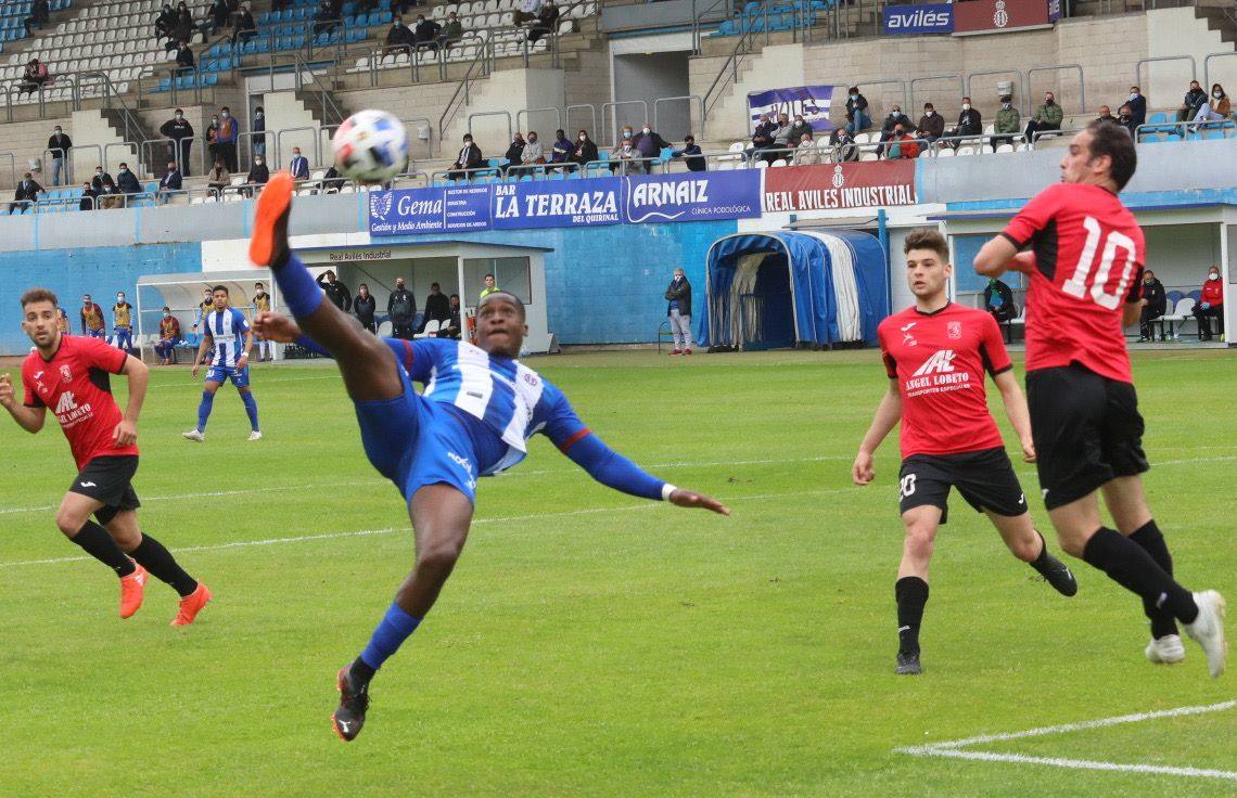 Alagy Oliveira intenta un remate acrobático en el área del Llanes.