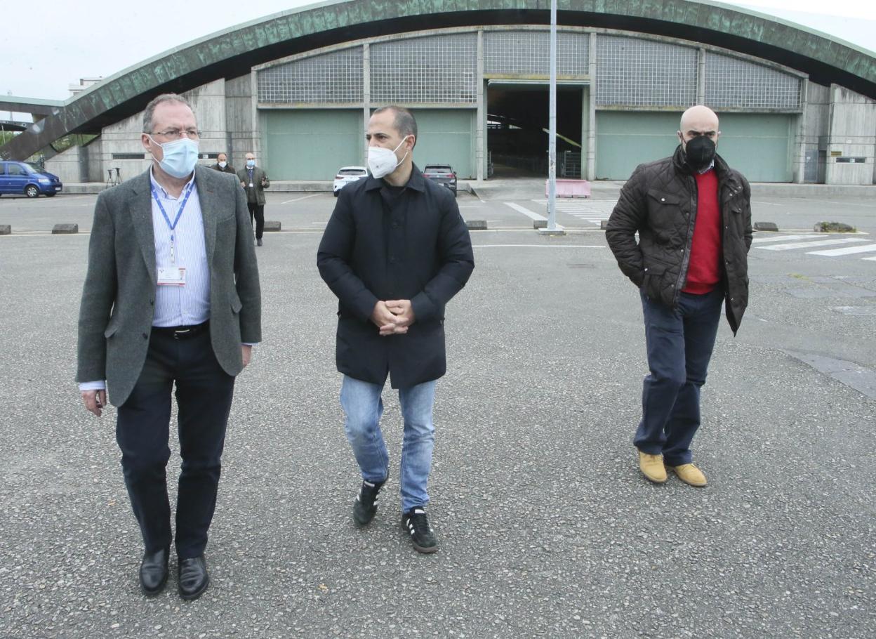 Ángel García y José Antonio Vecino y el concejal de Seguridad Ciudadana, Víctor Villa, durante la visita al Mercado de Ganados. 