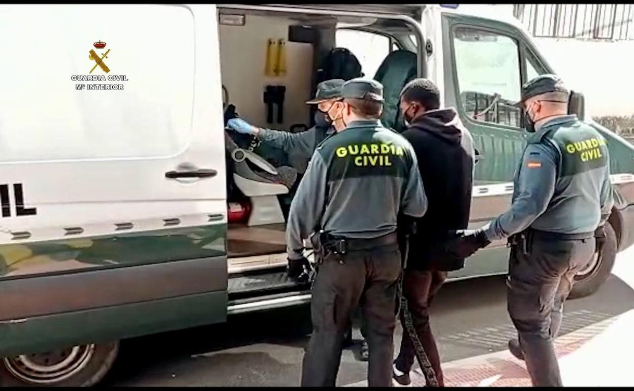 La Guardia Civil traslada a uno de los detenidos. 