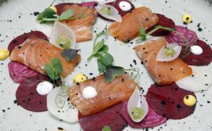 Ensalada de salmón gravlax y remolachas