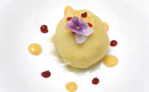 Manzana confitada rellena de crema de limón