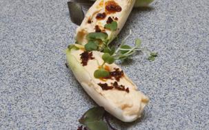 Endivias con espuma de Afuega&#039;l Pitu y polvo de cecina