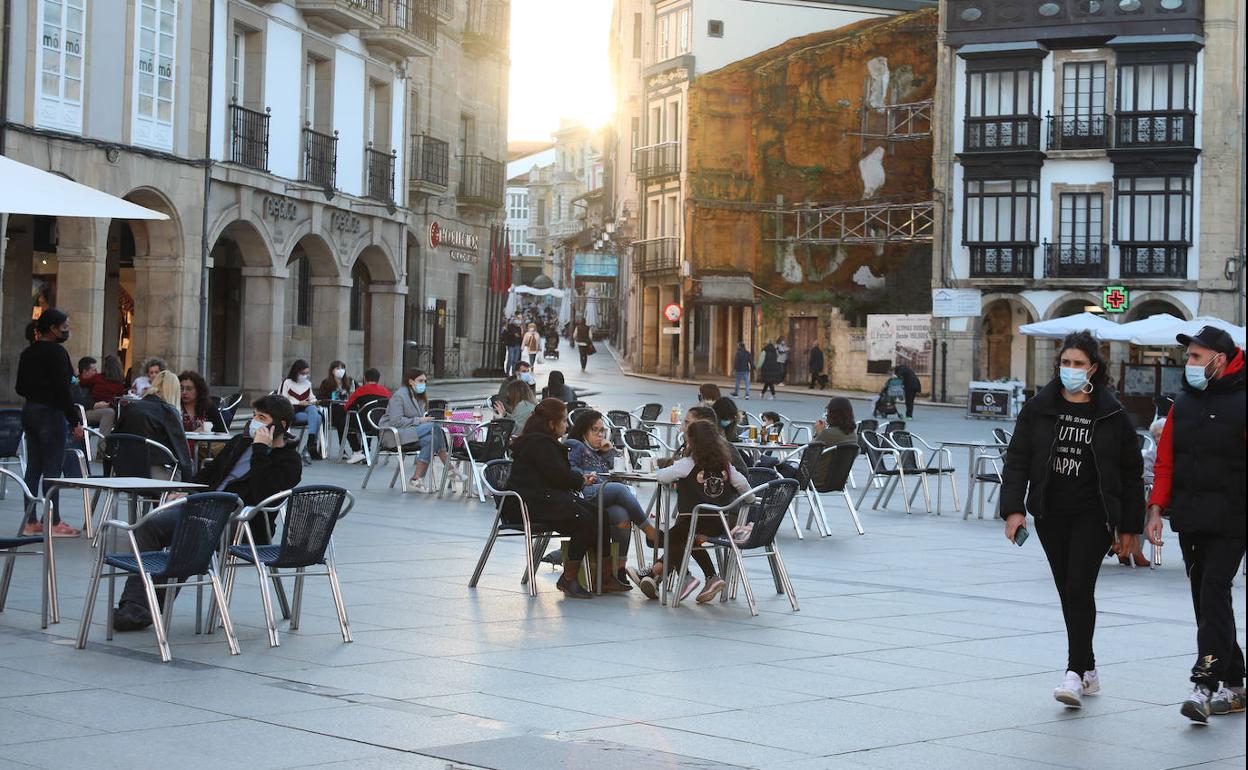 Gente en las terrazas en Avilés.