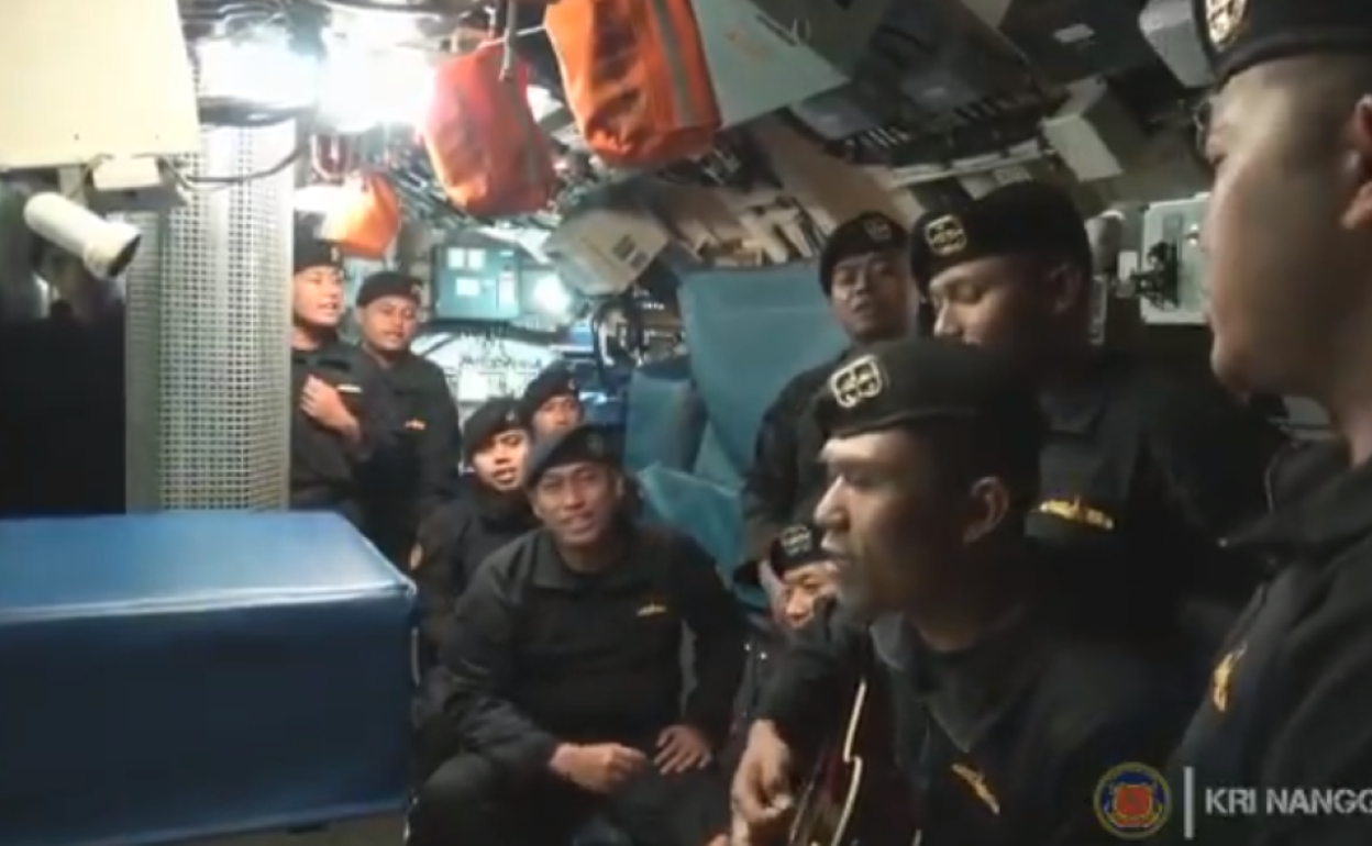 Captura de pantalla del vídeo en el que la tripulación del submarino indonesio canta 'Adiós'