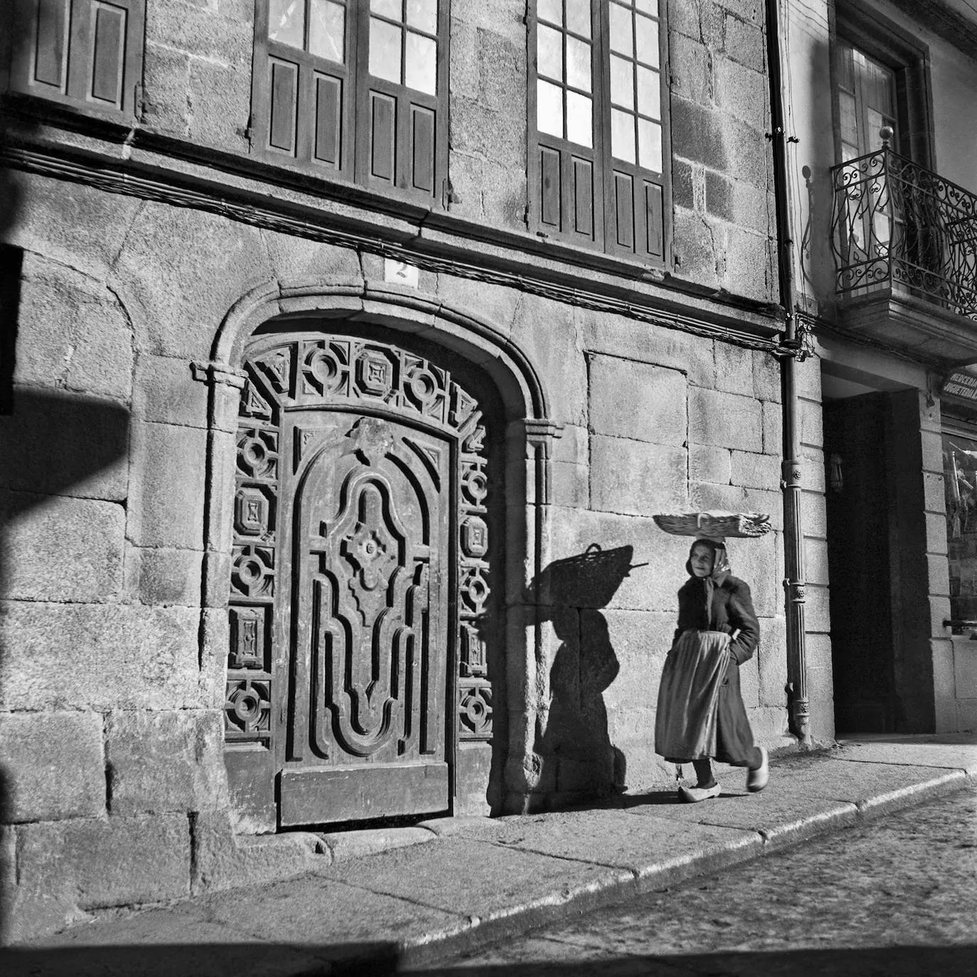 El fotógrafo húngaro que se enamoró de Asturias protagoniza una exposición en Madrid que pronto llegará a Gijón y al Bellas Artes en la que salen a la luz las imágenes que captó en el Principado. La muestra contará con 81 instantáneas del Norte español y 49 de obras más conocidas. Galicia