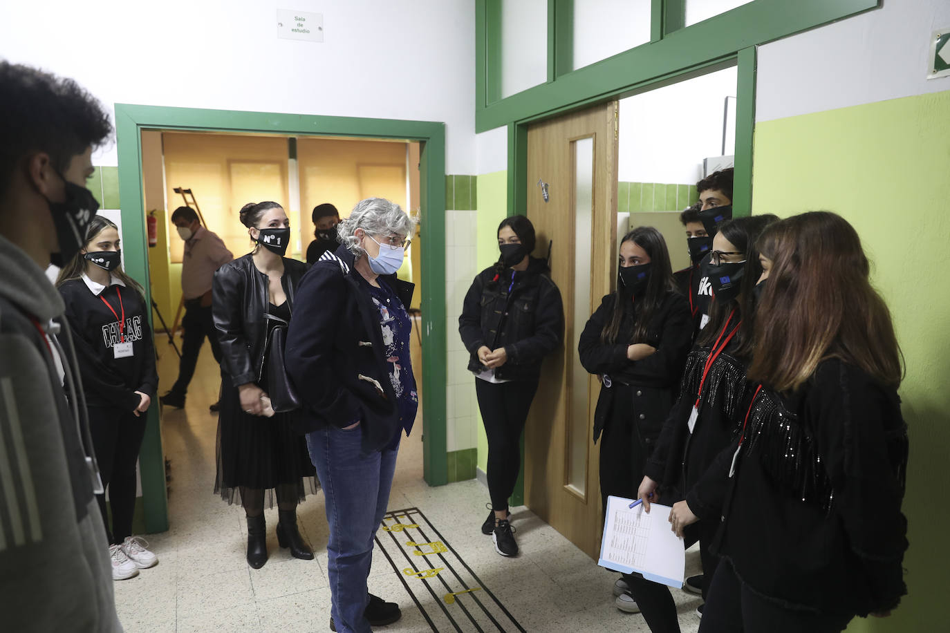 Los alumnos del IES Número 1 de Gijón ofrecieron un concierto en la biblioteca del centro del que disfrutaron presencialmente, cumpliendo con todos los protocolos covid, nueve personas elegidas por el elenco artístico, entre las que estuvo la alcaldesa Ana González