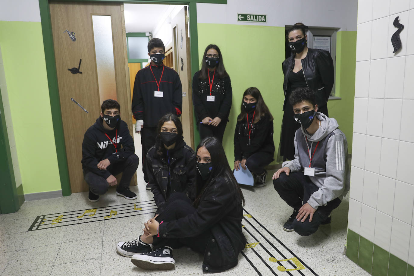 Los alumnos del IES Número 1 de Gijón ofrecieron un concierto en la biblioteca del centro del que disfrutaron presencialmente, cumpliendo con todos los protocolos covid, nueve personas elegidas por el elenco artístico, entre las que estuvo la alcaldesa Ana González