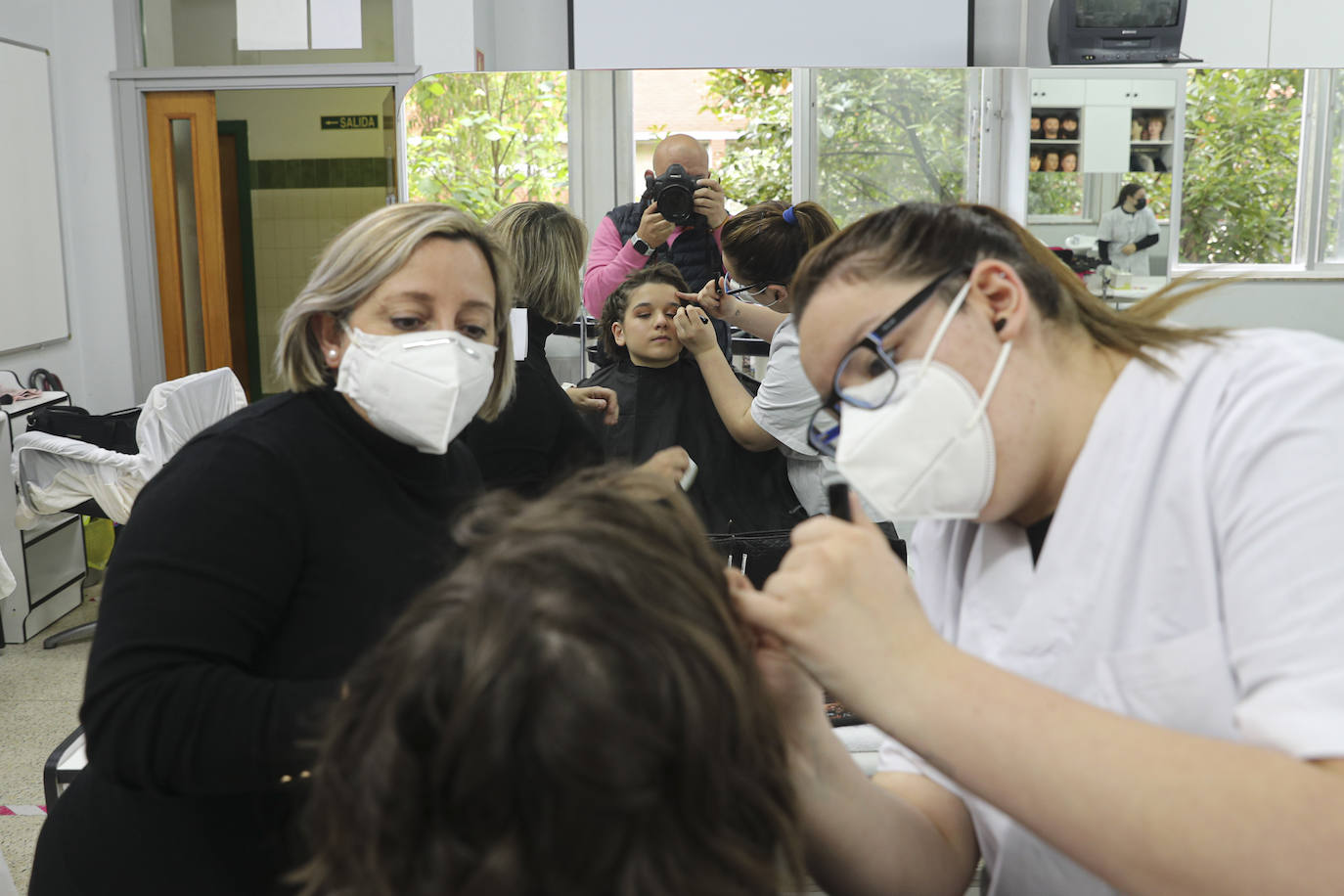Los alumnos del IES Número 1 de Gijón ofrecieron un concierto en la biblioteca del centro del que disfrutaron presencialmente, cumpliendo con todos los protocolos covid, nueve personas elegidas por el elenco artístico, entre las que estuvo la alcaldesa Ana González