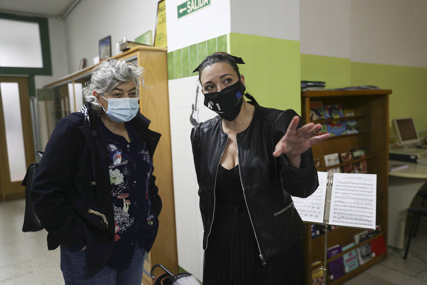 Los alumnos del IES Número 1 de Gijón ofrecieron un concierto en la biblioteca del centro del que disfrutaron presencialmente, cumpliendo con todos los protocolos covid, nueve personas elegidas por el elenco artístico, entre las que estuvo la alcaldesa Ana González