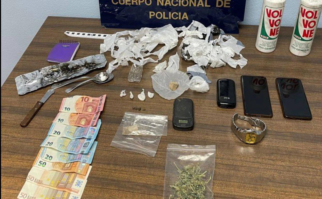 Los utensilios, las drogas y el dinero incautados por la Policía Nacional en la operación 