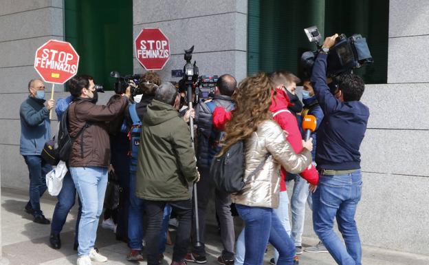 Periodistas y manifestantes rodean a Rocío Carrasco 