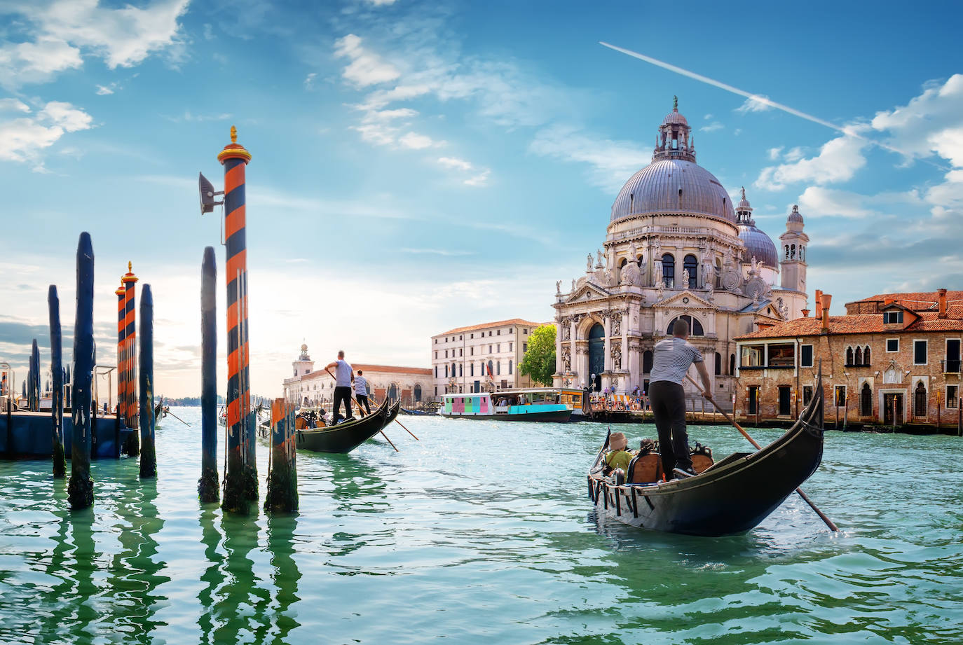 1.- VENECIA (ITALIA) | La ciudad está construida sobre un archipiélago de 118 pequeñas islas unidas entre sí por 455 puentes, si se incluyen las islas de Murano y Burano. En el interior de la ciudad no hay tráfico rodado. Y, a excepción de la navegación por los canales que separan a las islas, es una ciudad totalmente peatonal. Sus canales componen un gran entramado a modo de calles que parten del Gran Canal, gran vía por donde discurren multitud de embarcaciones, grandes y pequeñas, las más conocidas, las góndolas.