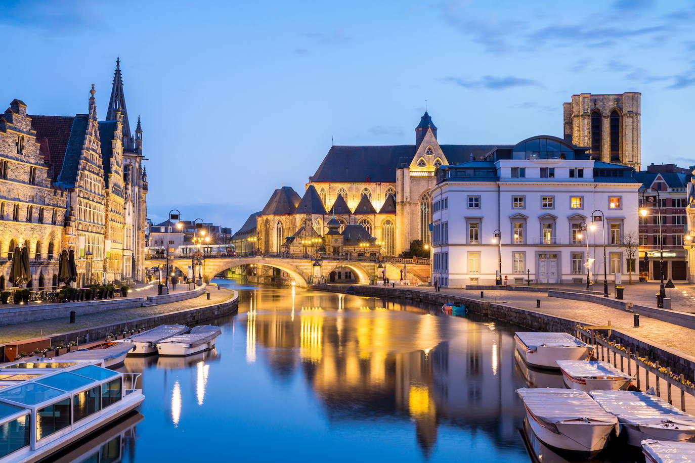 10.- GANTE (BÉLGICA) | Está situada en la confluencia del río Lys con el Escalda. Actualmente es la ciudad flamenca con mayor número de edificios históricos, una intensa vida cultural y una situación privilegiada, entre Brujas y Bruselas y a media hora de ambas en tren.