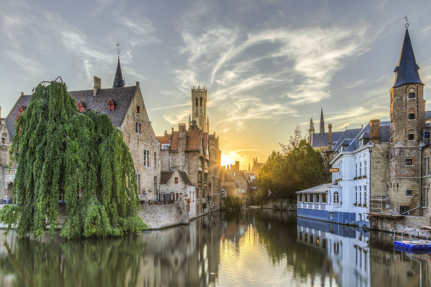 5.- BRUJAS (BÉLGICA) | Es una de las ciudades más románticas de Europa. A tan sólo 90 kilómetros de Bruselas, se la conoce también como 'la Venecia del norte', principalmente debido a la gran cantidad de canales que atraviesan la ciudad y la belleza de los mismos.