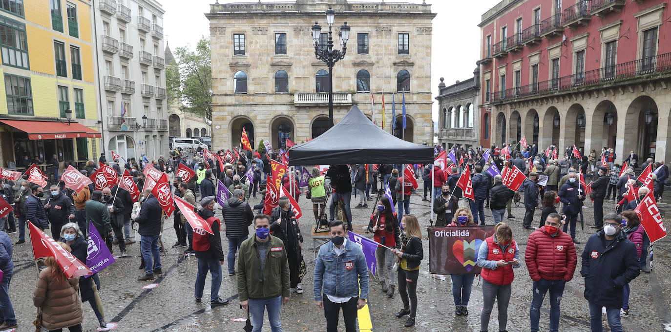 Los sindicatos mayoritarios llevan meses alertando de la emergencia industrial en la que se encuentra la comunidad, por lo que la defensa de este sector ha centrado buena parte de las reivindicaciones de CC OO y UGT en la concentración celebrada en la plaza Mayor de Gijón con motivo del Primero de Mayo.