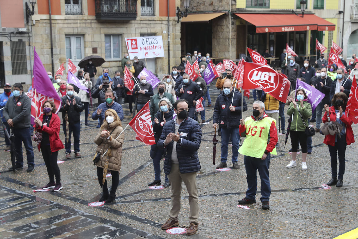 Los sindicatos mayoritarios llevan meses alertando de la emergencia industrial en la que se encuentra la comunidad, por lo que la defensa de este sector ha centrado buena parte de las reivindicaciones de CC OO y UGT en la concentración celebrada en la plaza Mayor de Gijón con motivo del Primero de Mayo.