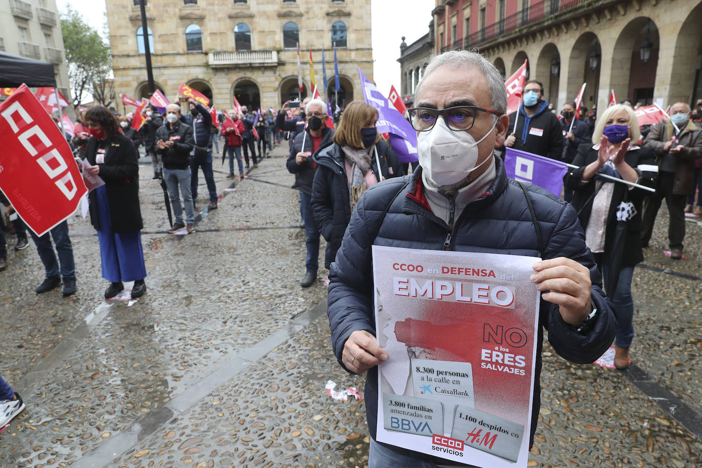 Los sindicatos mayoritarios llevan meses alertando de la emergencia industrial en la que se encuentra la comunidad, por lo que la defensa de este sector ha centrado buena parte de las reivindicaciones de CC OO y UGT en la concentración celebrada en la plaza Mayor de Gijón con motivo del Primero de Mayo.