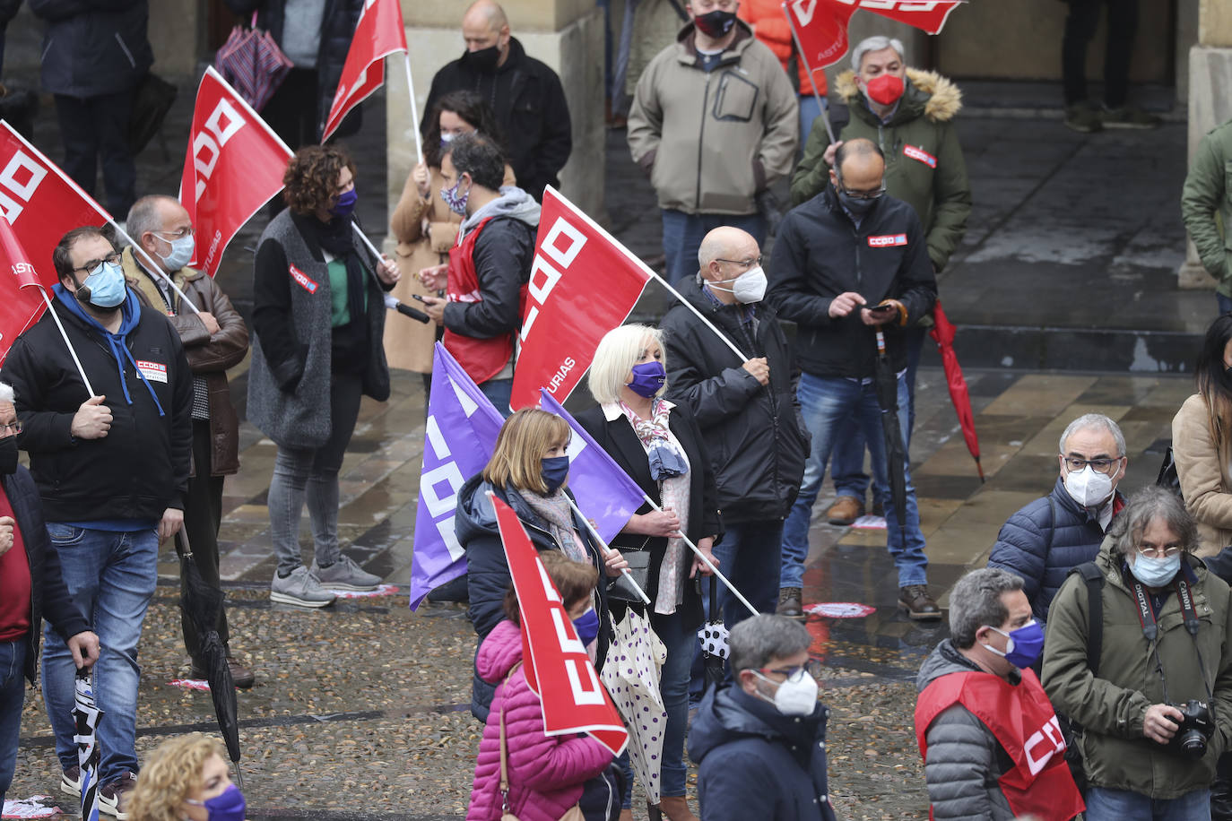 Los sindicatos mayoritarios llevan meses alertando de la emergencia industrial en la que se encuentra la comunidad, por lo que la defensa de este sector ha centrado buena parte de las reivindicaciones de CC OO y UGT en la concentración celebrada en la plaza Mayor de Gijón con motivo del Primero de Mayo.