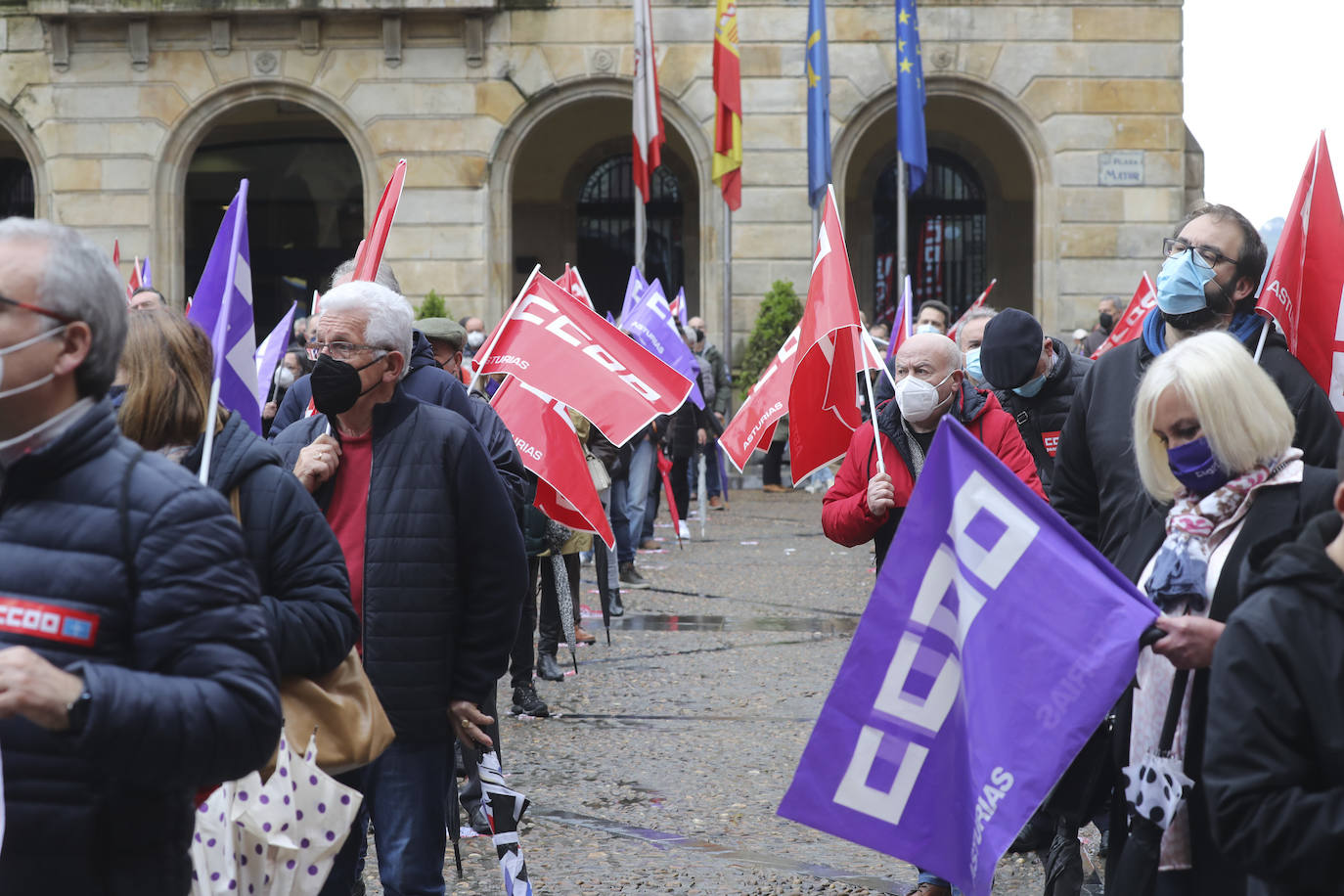 Los sindicatos mayoritarios llevan meses alertando de la emergencia industrial en la que se encuentra la comunidad, por lo que la defensa de este sector ha centrado buena parte de las reivindicaciones de CC OO y UGT en la concentración celebrada en la plaza Mayor de Gijón con motivo del Primero de Mayo.