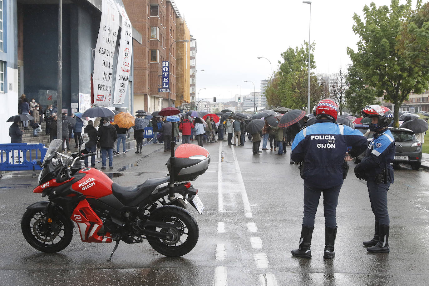 El Naútico y el Solarón fueron los escenarios en los que los sindicatos CSI y Suatea, CNT y CGT animaron a continuar con la lucha en la calle en defensa de los profesionales, especialmente en tiempos de crisis, unos convenios aceptables y mejoras de las condiciones laborales con motivo del Dia del Trabajo.