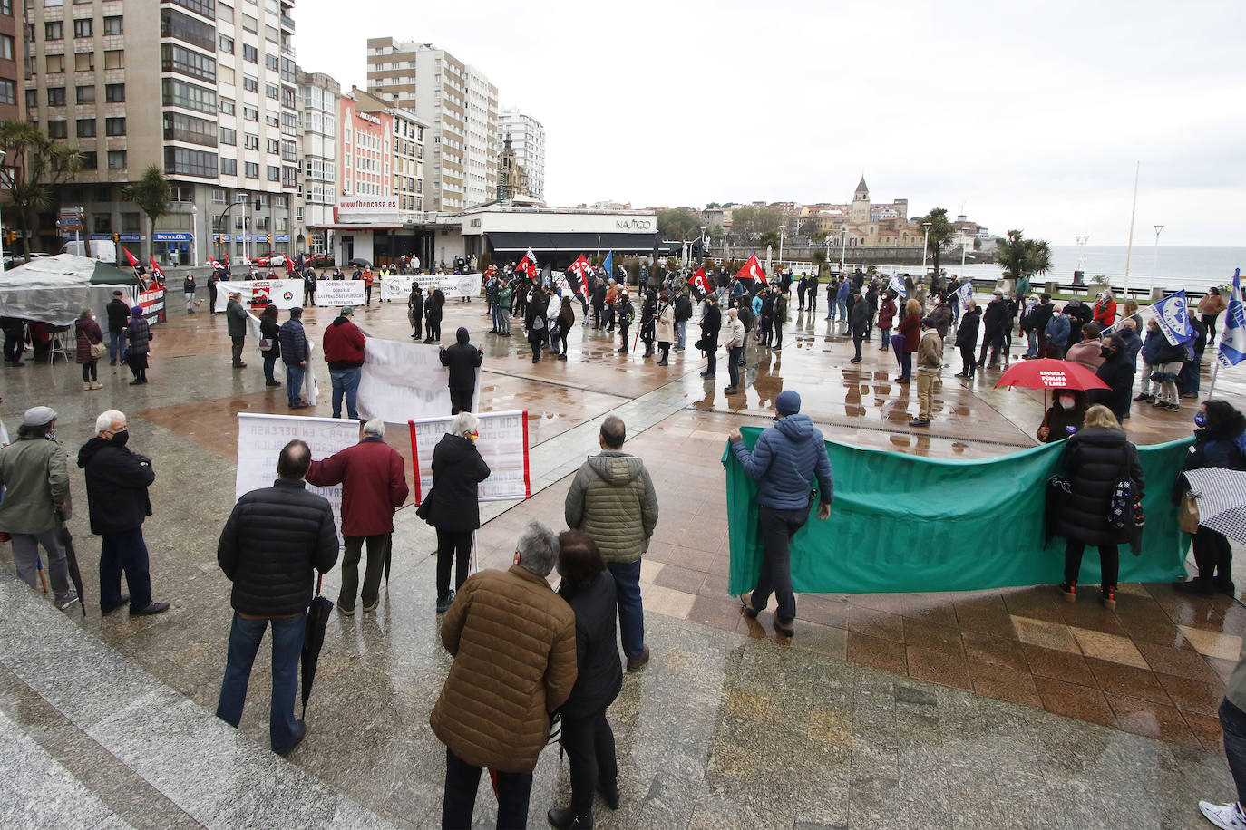 El Naútico y el Solarón fueron los escenarios en los que los sindicatos CSI y Suatea, CNT y CGT animaron a continuar con la lucha en la calle en defensa de los profesionales, especialmente en tiempos de crisis, unos convenios aceptables y mejoras de las condiciones laborales con motivo del Dia del Trabajo.