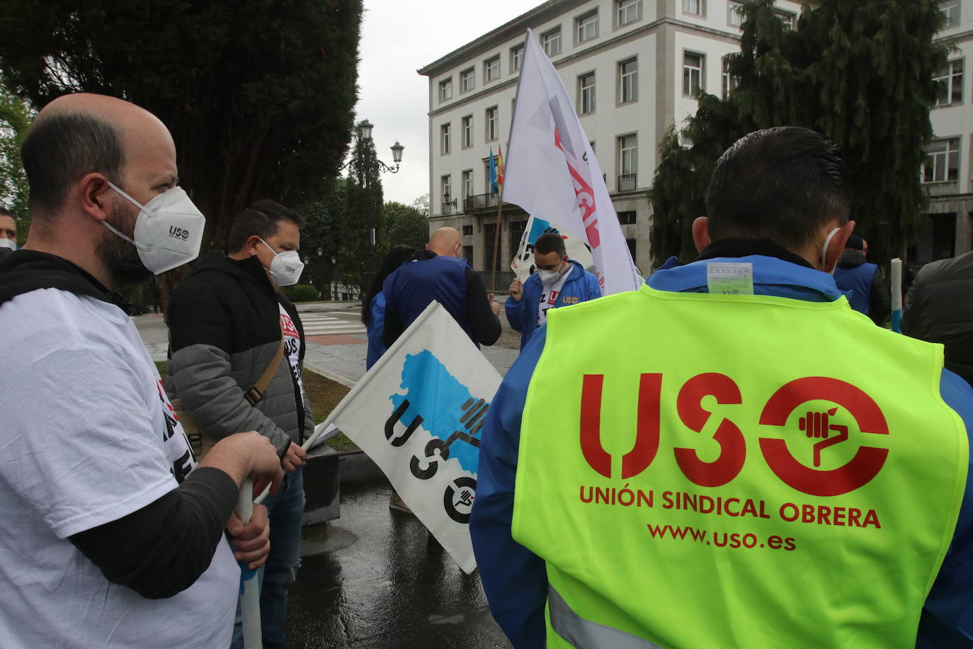 Vox y el Sindicato Solidaridad se manifiestan en la capital asturiana contra «la expropiación del derecho al trabajo». La Unión Sindical Obrera reclamó por su parte la lucha por los derechos laborales.