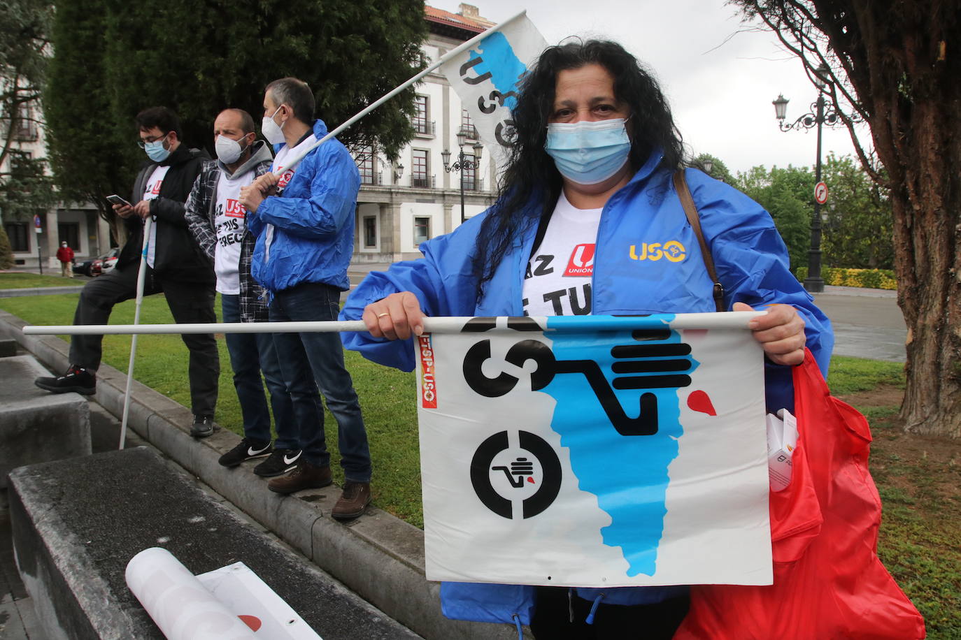 Vox y el Sindicato Solidaridad se manifiestan en la capital asturiana contra «la expropiación del derecho al trabajo». La Unión Sindical Obrera reclamó por su parte la lucha por los derechos laborales.